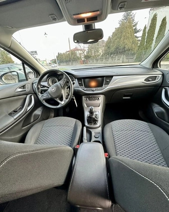 Opel Astra cena 37900 przebieg: 168000, rok produkcji 2017 z Wąbrzeźno małe 121